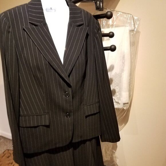 Suit jacket & skirt - Picture 1 of 8